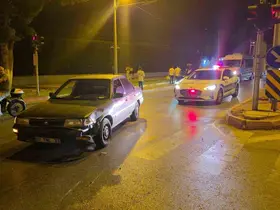 Şerit değiştiren otomobil motosiklete çarptı
