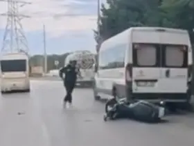 Şerit değiştirirken park halindeki araca ve dolmuşa çarptı: Kaza anı kamerada
