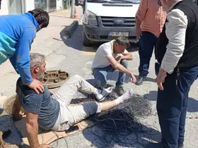 Servis aracı, cadde üzerinde çalışan işçinin ayağını ezdi
