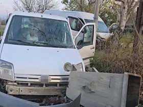 Servis ile hafif ticari araçla çarpıştı: 11 yaralı