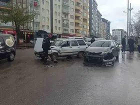 Seydişehir’de iki otomobil kavşakta çarpıştı: 1 yaralı