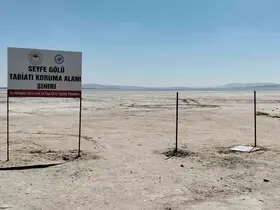 Seyfe Gölü’nde bilgilendirme tabelalarına vandalizm
