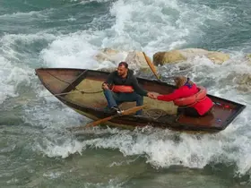 Seyhan Nehri’nde can pazarı: Ele ele tutuşup yardım beklediler

