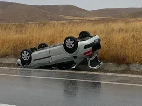 Seyir halinde kontrolden çıkan otomobil takla attı

