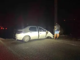 Seyir halinde lastiği patlayan otomobil elektrik direğine çarptı; 1 yaralı
