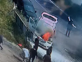 Seyir halindeki aracın alev aldığı ve çok sayıda yangın tüpleriyle müdahale anları kamerada
