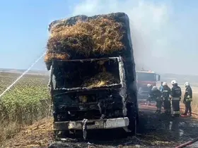 Seyir halindeki balya yüklü kamyon alev alev yandı
