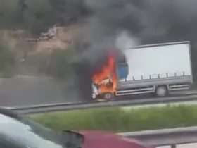 Seyir halindeki kamyon, alev alev yandı
