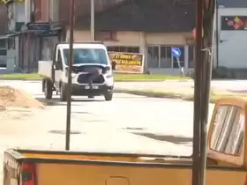 Seyir halindeki kamyonetin motorunu açıp arızayı tespit etmeye çalıştı
