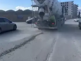 Seyir halindeki mikserin yola beton döktüğü anlar kamerada
