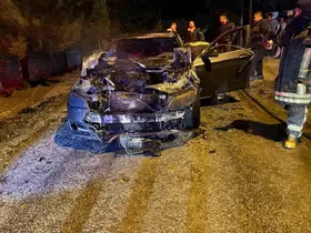 Seyir halindeki otomobil alev aldı