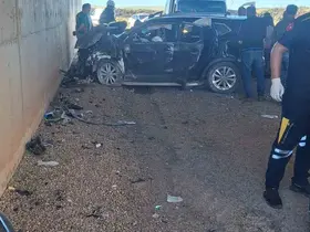 Seyir halindeki otomobil alt geçitte duvara çarptı: 5 yaralı
