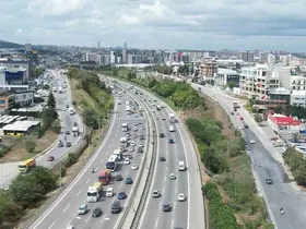 Seyir halindeki otomobil yandı, trafik kilitlendi
