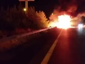 Seyir halindeki tır alev alev yanarak kullanılamaz hale geldi
