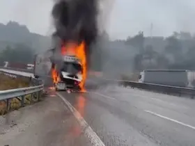 Seyir halindeki tır alev alev yandı
