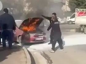 Seyir halindeyken yanan otomobili çevredeki vatandaşlar söndürdü