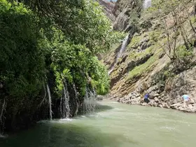 Sıcakların artmasıyla Hakkari Kaval Şelalesi’nde yoğunluk yaşanıyor
