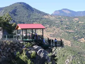 Sıcaktan bunalan Adanalılar, 800 rakımdaki cam seyir terasına akın etti
