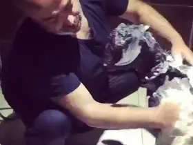 Sıcaktan bunalan keçisini evin banyosunda şampuanla yıkadı: "Çocuklarımı bile böyle yıkamadım"
