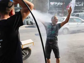 Sıcaktan bunalan vatandaş soluğu oto yıkamacıda aldı
