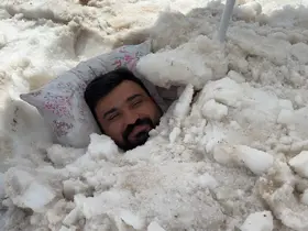 Sıcaktan kaçıp karın içine girdi! Erzincan’da ilginç serinleme
