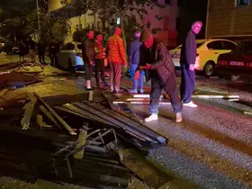 Şiddetli fırtına evin çatısını uçurdu, 6 araç hasar gördü... O anlar kamerada
