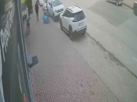 Şiddetli lodos tabelayı kopardı, facia kıl payı atlatıldı
