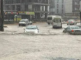 Şiddetli yağış sele neden oldu, göle dönen yollarda araçlar mahsur kaldı
