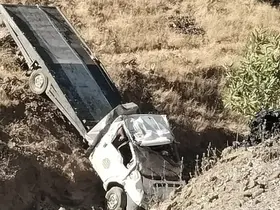 Siirt’te çekici şarampole devrildi: 2 yaralı
