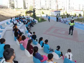Siirt’te çocuklar trafik kurallarını eğlenerek öğreniyor
