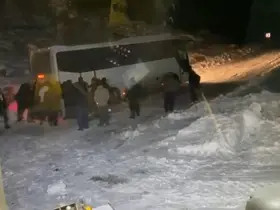 Siirt’te ekipler, cenaze taşıyan otobüs ve hastaları bir bir kurtardı
