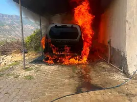 Siirt’te hafif ticari araçta çıkan yangın bitişikteki eve sıçradı
