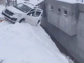 Siirt’te kayan otomobil evin duvarında asılı kaldı
