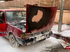 Siirt’te park halindeki otomobil alevlere teslim oldu
