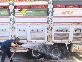 Siirt’te seyir halindeki kamyonet alev aldı
