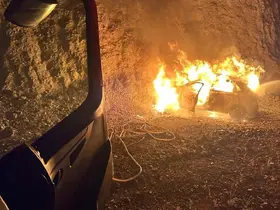 Siirt’te seyir halindeki otomobil alev topuna döndü

