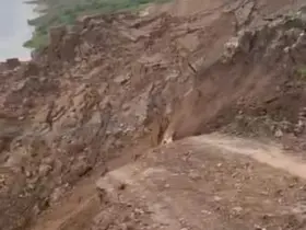 Siirt’te toprak kayması köylüleri tedirgin ediyor
