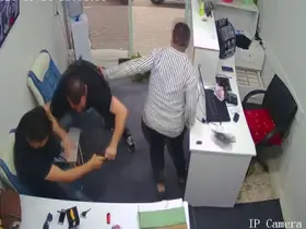 Silahla döviz bürosunu basan husumetlisine karşı boğuşarak hayatta kalmayı başardı
