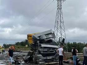 Şile’de korkunç kaza: Çarpışan 2 tır adeta paramparça oldu
