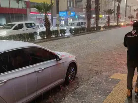 Silifke’de dolu felaketi: Sokaklar beyaza büründü, tarım alanları zarar gördü
