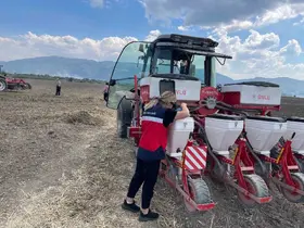 Simav’da silajlık mısır demonstrasyonu için tohum ekimi gerçekleştirildi
