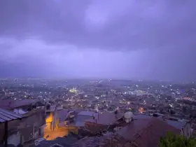 Şimşeklerin geceyi aydınlattığı Hatay’da dolu yağışı yolları göle çevirdi
