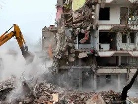 Sındırgı’da deprem sonrası yıkımlar yeniden başladı
