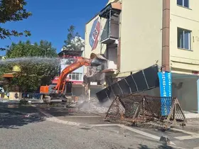Sındırgı’da depremde hasar alan otel yıkıldı
