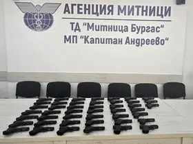 Sınır kapısında incir yüklü tırda 45 adet silah ele geçirildi
