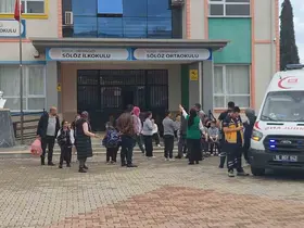 Şinitzel ve makarna yiyen öğrenciler hastaneye kaldırıldı: 20 öğrenci ambulansla sevk edildi
