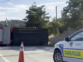 Sinop’ta bariyere çarpan söndürme aracı yan yattı: 1 yaralı
