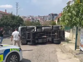 Sinop’ta belediyeye ait kamyonet devrildi: 1 yaralı

