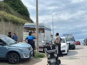 Sinop’ta belediyeye ait tabelayı alan şahıs polis merkezine götürüldü
