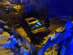 Sinop’ta buzlanan yolda otomobil dereye uçtu: 1 yaralı

